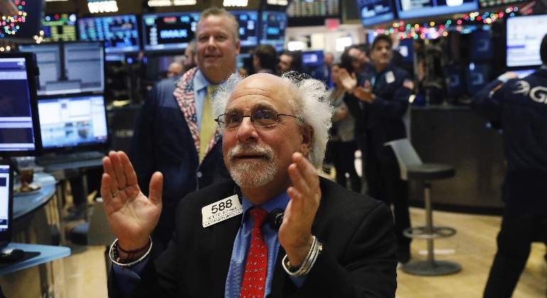 Wall-Street-Tuchman-aplaude.jpg
