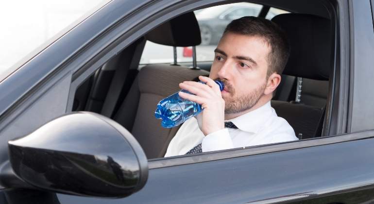 coche-conductor-agua-verano.jpg