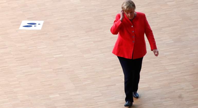 merkel-sola-telefono-reuters.jpg