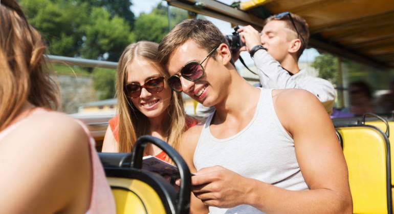 pareja-autobus-turistico-amarillo-dreamstime.jpg