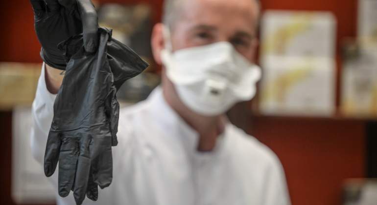 farmaceutico-ensena-guantes-malaga-cordonpress.jpg