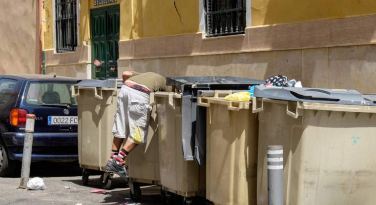 buscando-basura-cubetos.jpg