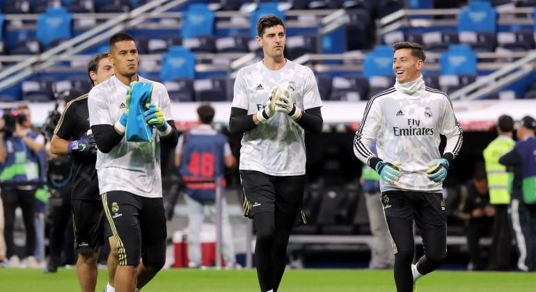 areola-courtois-altube-calentamiento-reuters.jpg