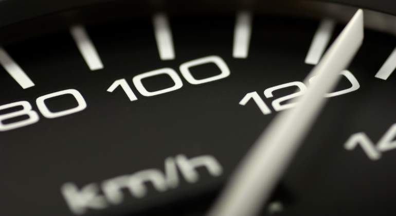 velocimetro-coche-velocidad-real-dreamstime.jpg