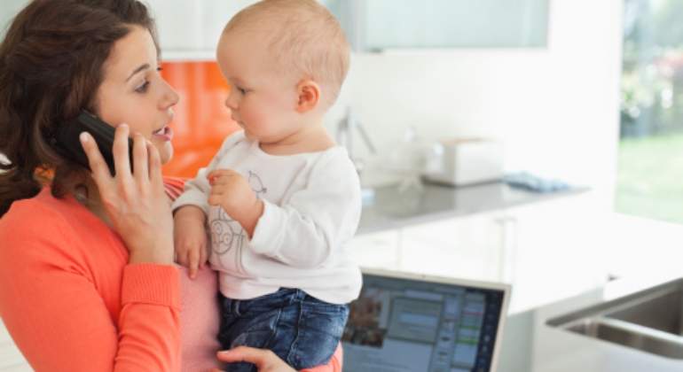 madre-bebe-telefono-getty.jpg