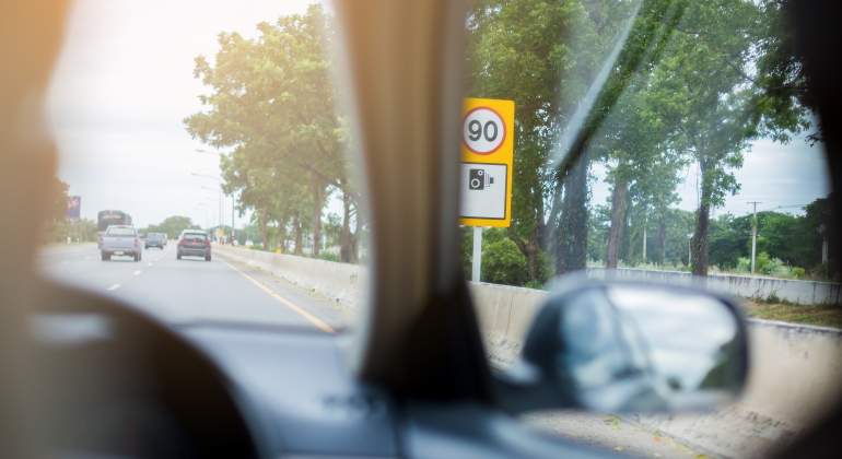 senal-90-coche-radar-dreamstime.jpg