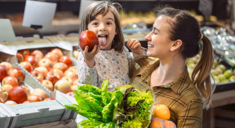 comprar-frescos-supermercado-familia-dreamstime.jpg