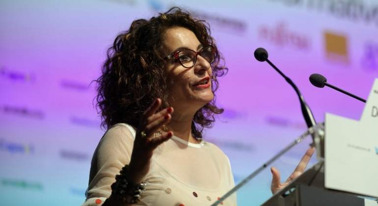 montero-maria-jesus-fondo-morado.jpg
