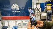 Una persona fotografa un mvil de Huawei en una tienda
