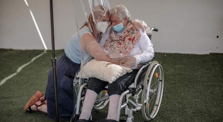 abrazo-plastico-residencia-valencia-efe.jpg