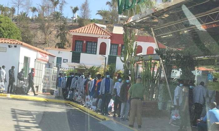 Inmigrantes esperan para ser alojados en un hotel de Canarias