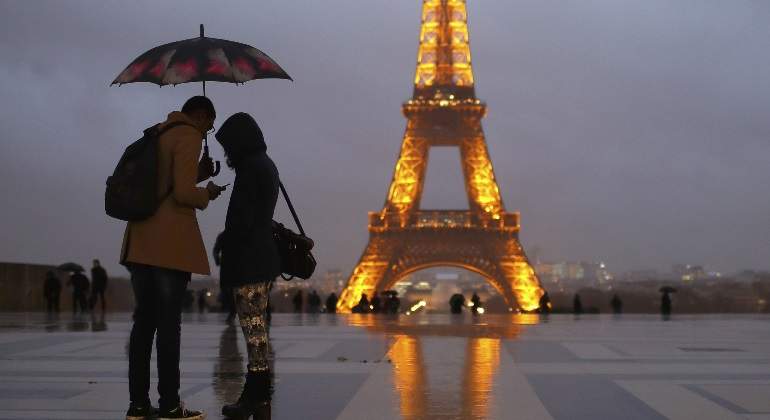 Paris-frio-lluvia-reuters.jpg