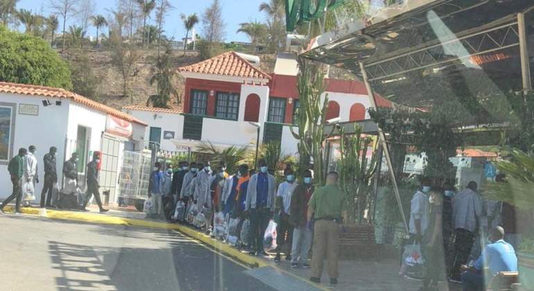Inmigrantes esperan para ser alojados en un hotel de Canarias