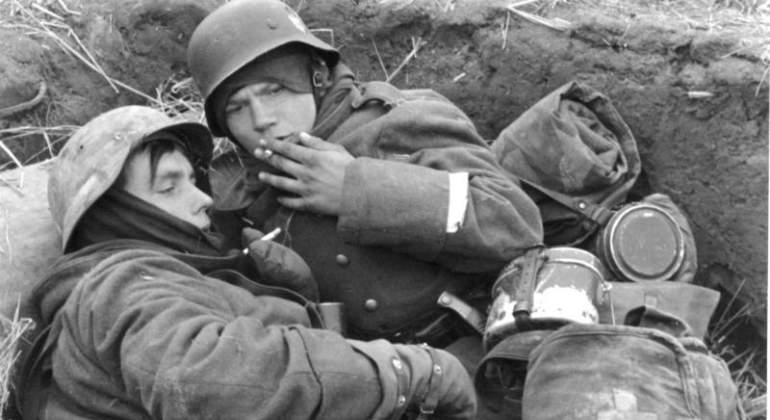 alemanes-nazis-fumando.jpg