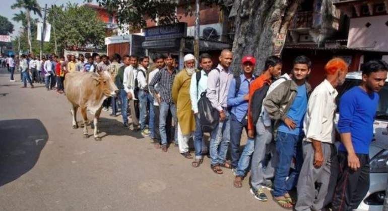 cola-para-cambio-billetes-india.jpg