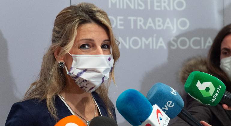 yolanda-diaz-ministra-trabajo-mascarilla-microfonos-18febrero2022-europa-press-770x420.jpg