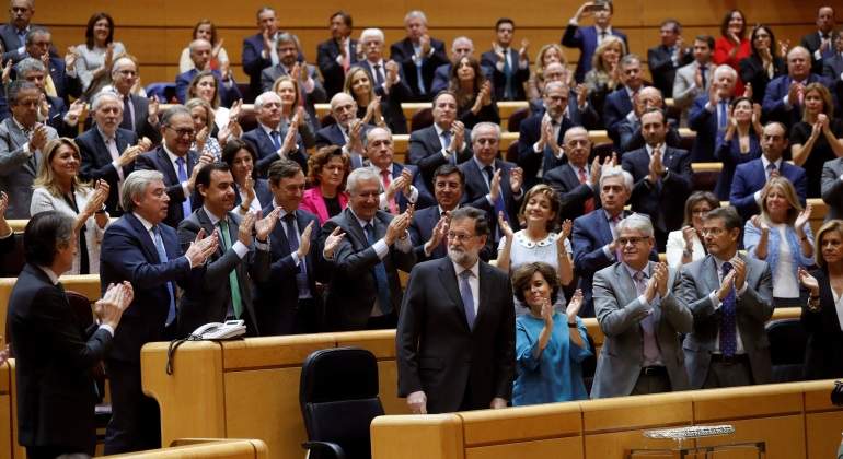 senado-aplaude-rajoy-27octubre-efe.jpg