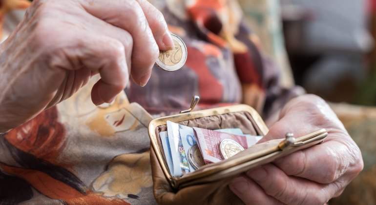 jubilada-billetes-euros-manos-monedero-dreamstime.jpg