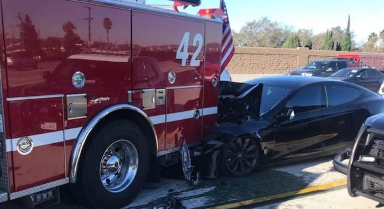 accidente-tesla-bomberos.jpg