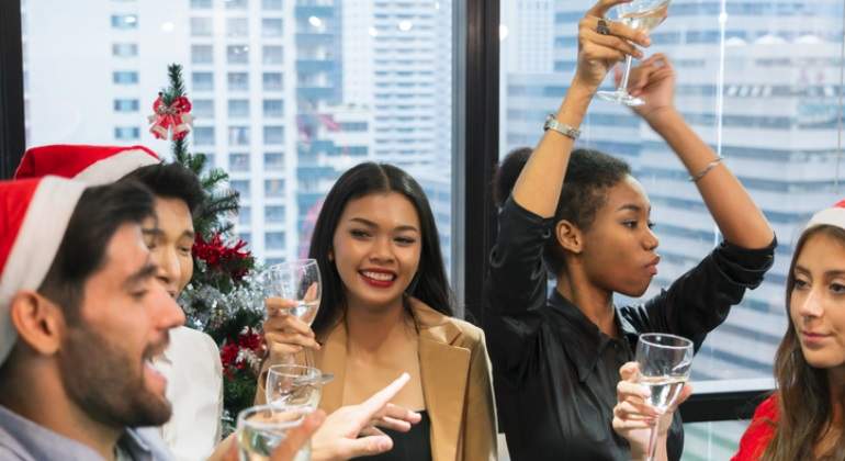 cena-navidad-empresa-oficina-champagne-companeros-trabajo-getty-770x420.jpg