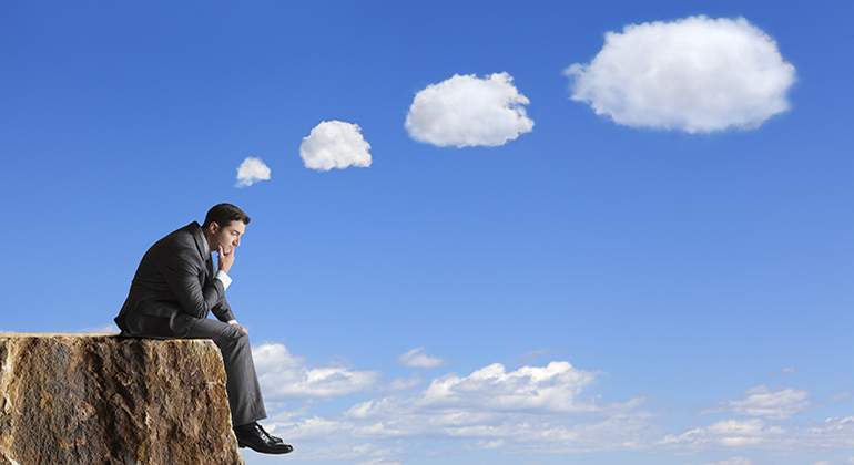 Pensador-sentado-en-el-precipicio-Istock.jpg