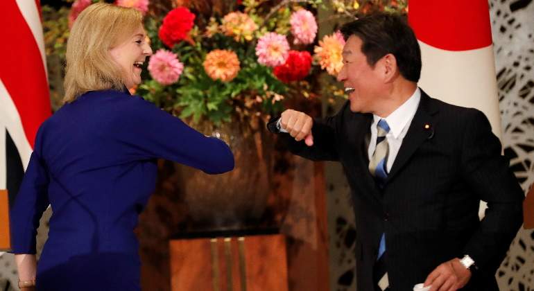 liz-truss-toshimitsu-motegi-saludo-codo-reino-unido-japon-firma-acuerdo-comercial-posbrexit-23octubre2020-reuters-770x420.jpg