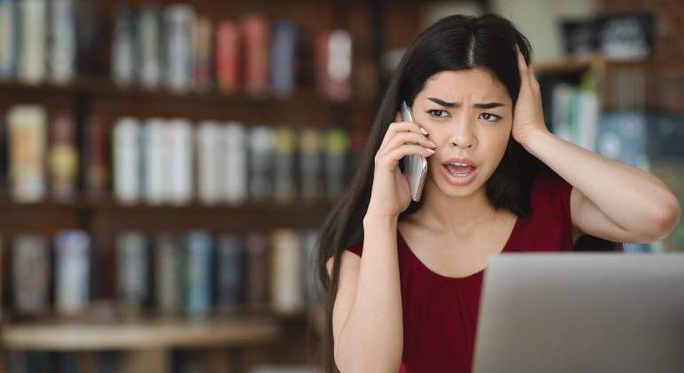 chica-al-telefono-con-un-tecnico.jpg
