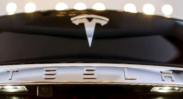 tesla-logo-reuters-04.jpg