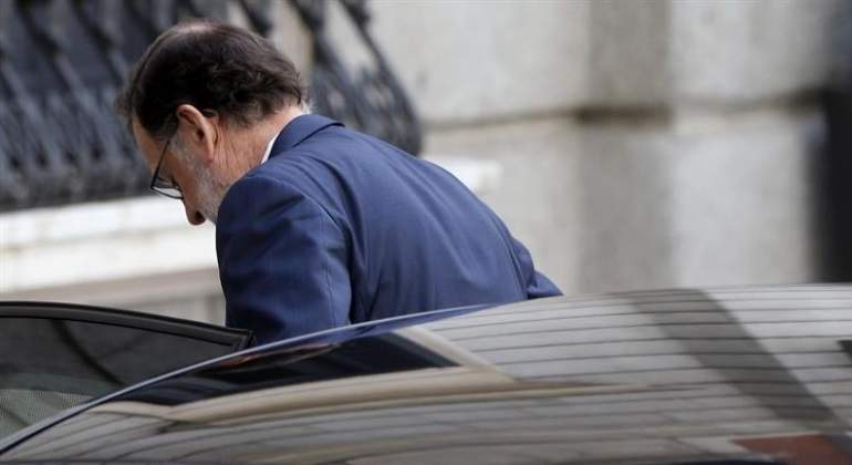rajoy-espaldas-coche-efe.jpg