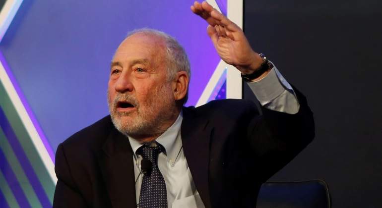 stiglitz-mano-alza-reuters.jpg