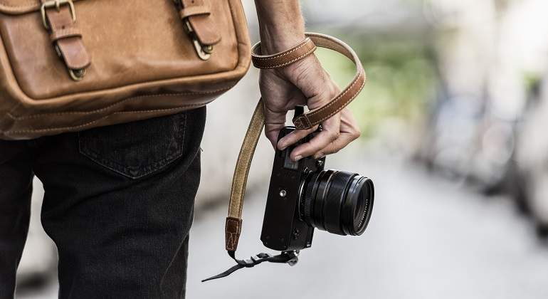 Una-persona-en-la-calle-con-una-camara-iStock.jpg