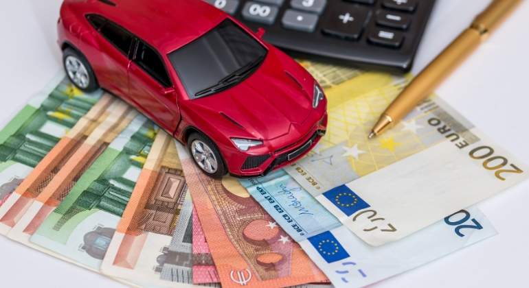 coche-billetes-euro-calculadora-dreamstime.jpg