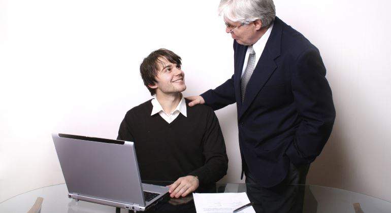 trabajador-senior-joven-mentor-770.jpg