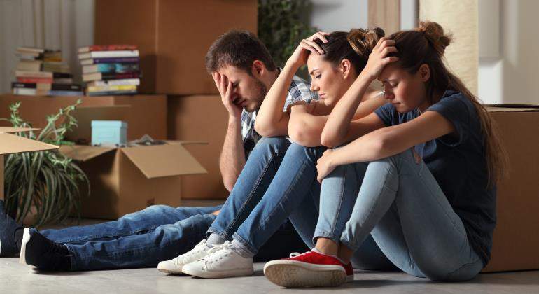 jovenes-cajas-tristes-dreamstime.jpg