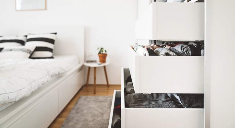 La-comoda-de-una-habitacion-con-los-cajones-abiertos-iStock.jpg