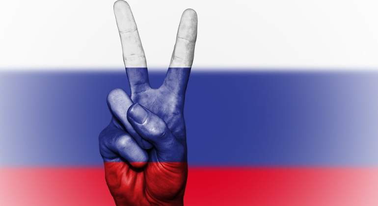 Rusia-bandera-mano-Pixabay.jpg