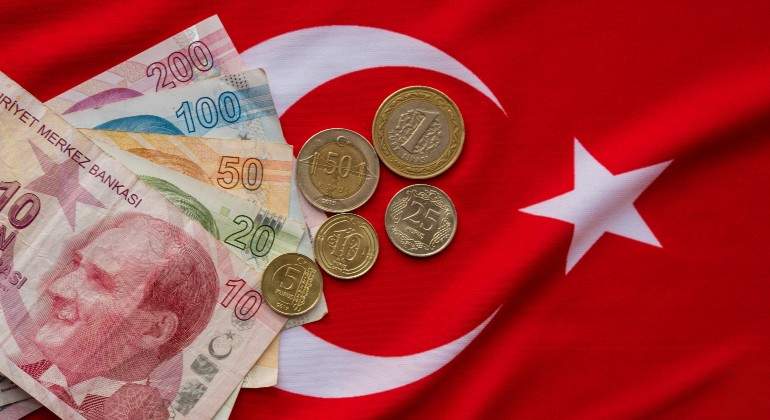 liras-turcas-bandera-istock.jpg