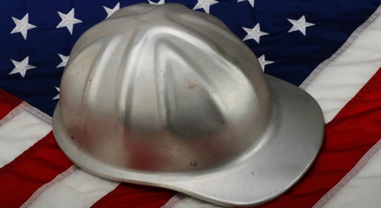 eeuu-bandera-casco-dreamstime.jpg