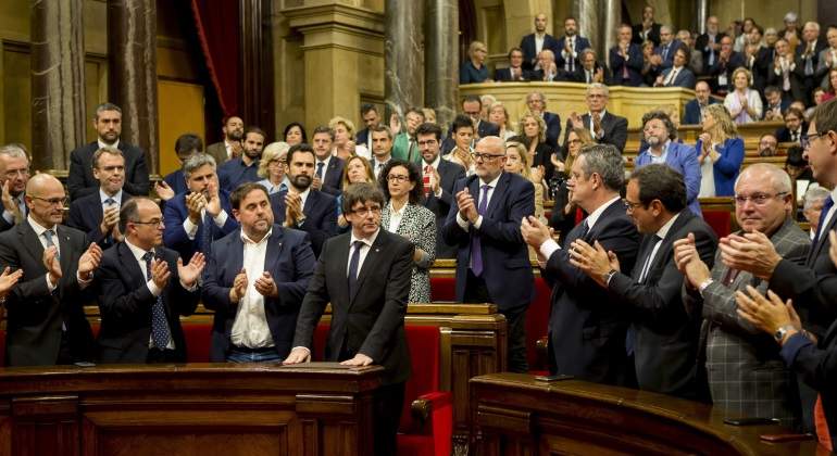 pleno-parlament-aplaude-puigdemont-10octubre-efe.jpg