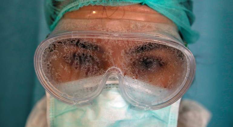enfermera-gafas-covid19-reuters.jpg