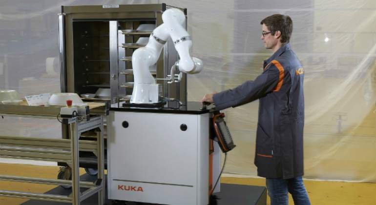 kuka-robots-770420.jpg
