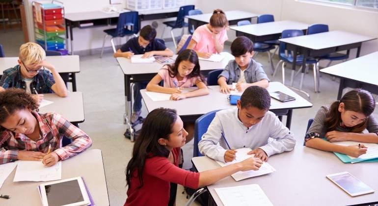 docente-tutorizando-a-un-alumno.jpg