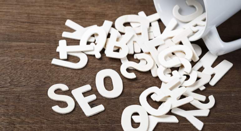 Las letras SEO aparecen derramadas en una mesa