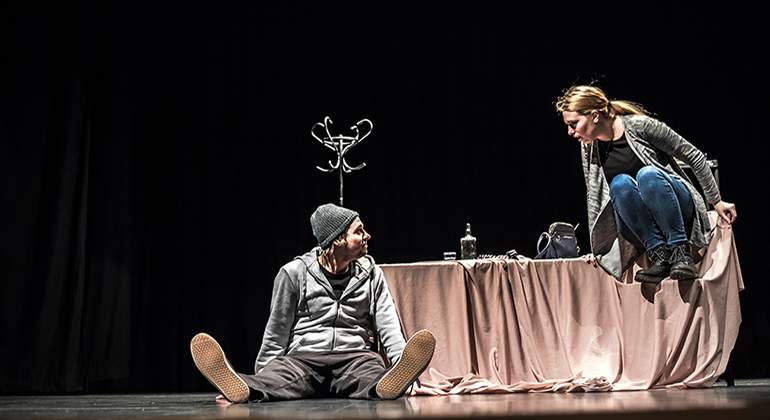 Dos-artistas-obra-teatro-Istock.jpg