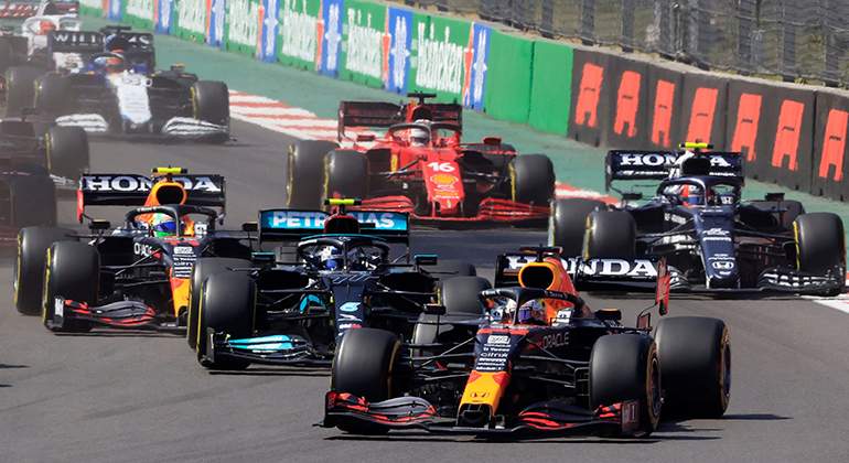Momento en el que Verstappen adelanta a Hamilton en la salida del GP de Mxico