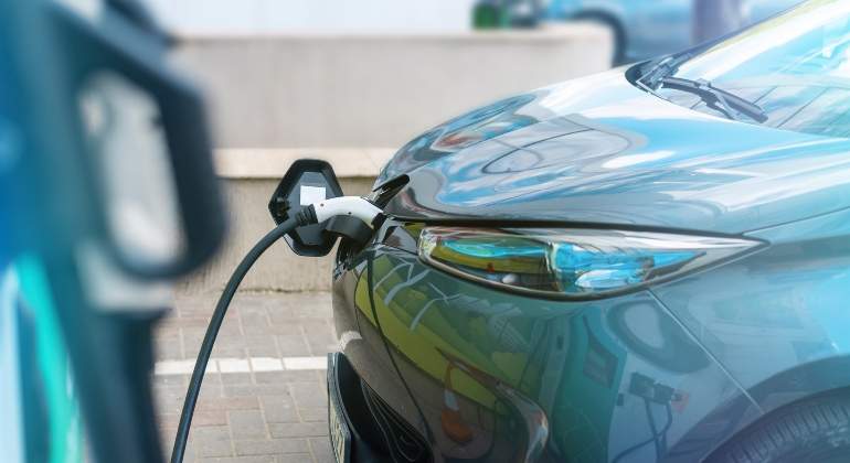 coche-electrico-punto-recarga-europapress.jpg