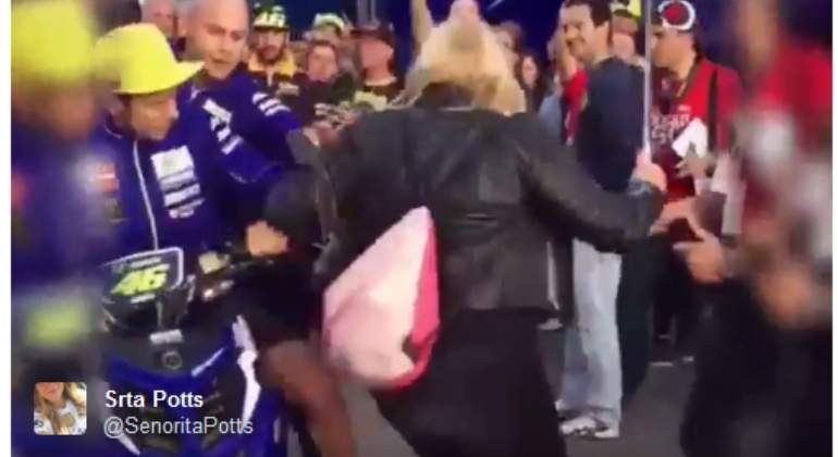 rossi-patada-senora.jpg