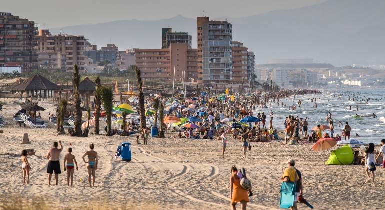 alicante-playa-turistas.jpg