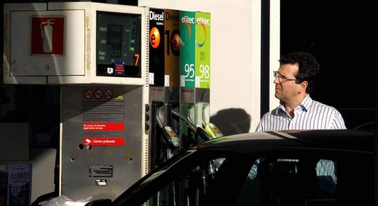gasolinera-hombre-repostando.jpg