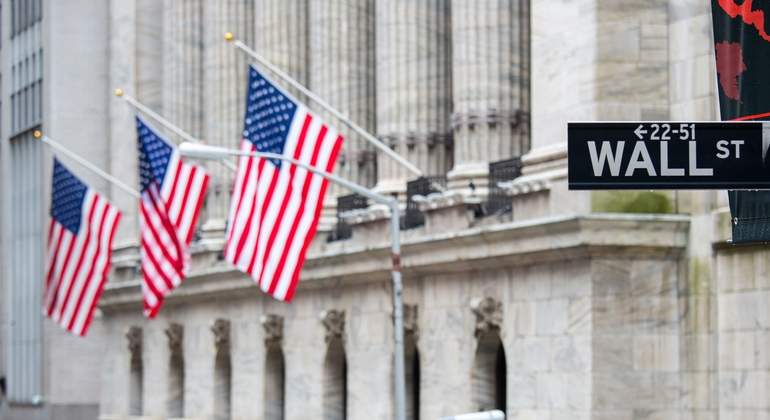 Wall-St-banderas.jpg